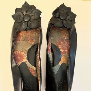 b.o.c. Born Concept - Black ballet flats with flower - size 8.5 - used